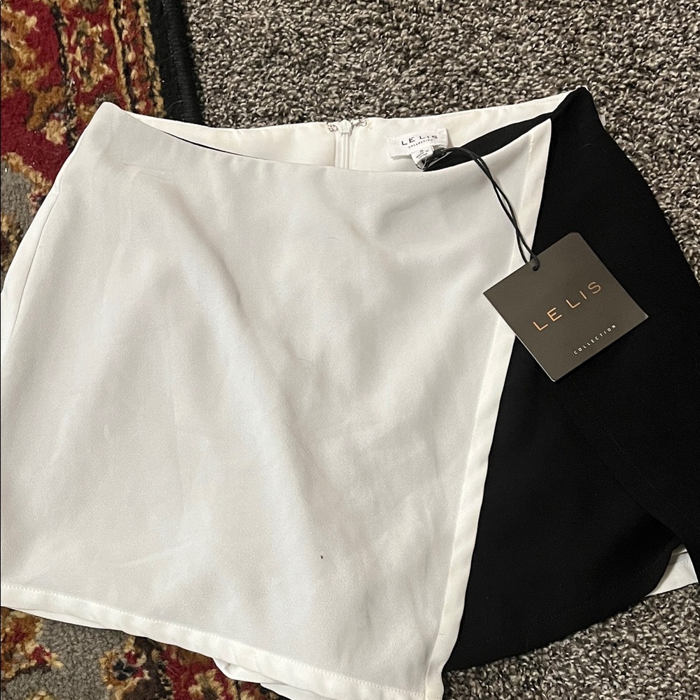 Le Lis Monochrome Mini Skirt